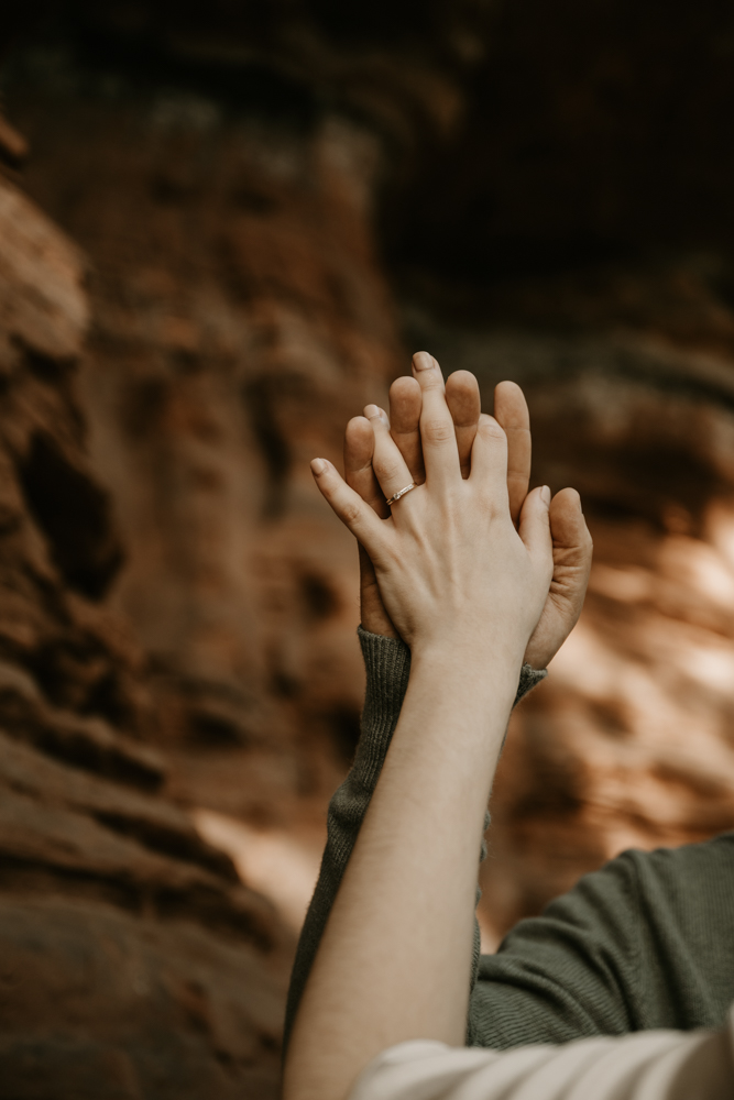 Portrait Chloé et Maxime mains entrelacées